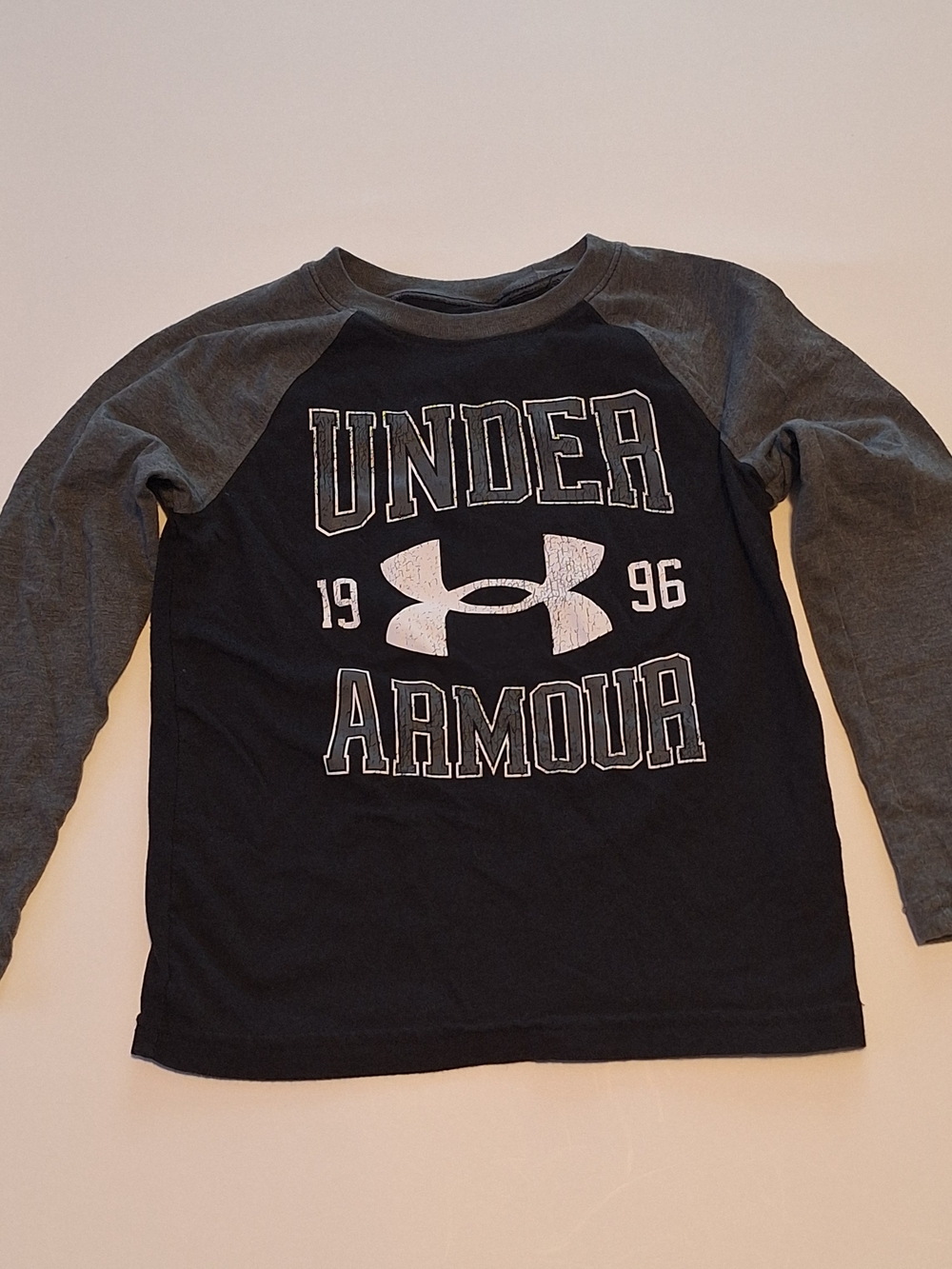 Under Armour Boys' Black & Gray Logo Raglan Long Sleeve Shirt Size 4